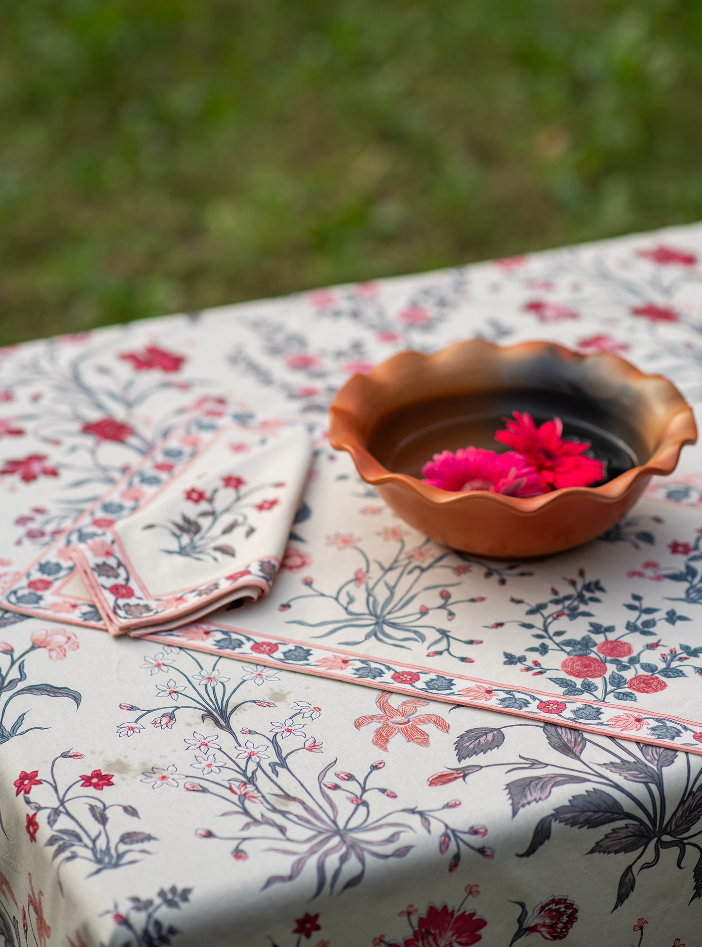 Printed Table Cloth Extra-Border : Garden Taupe Sheeting